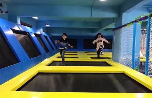 六枝特室内蹦床